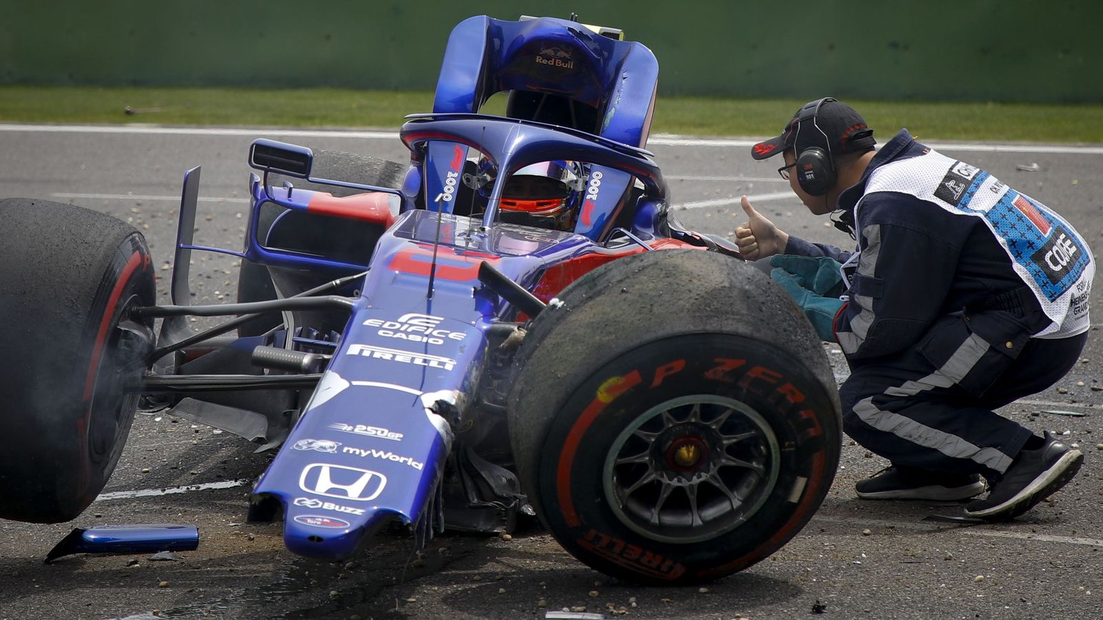Foto: Así quedó el Toro Rosso de Alexander Albon tras su accidente en los entrenamientos libres de Gran Premio de China. (EFE)