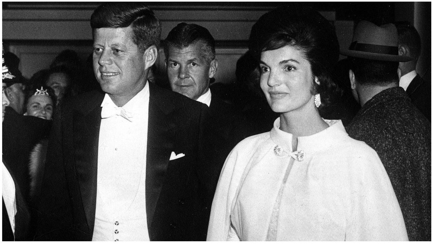 John F. Kennedy y Jacqueline Kennedy, en la fiesta presidencial en 1961. (Getty) 