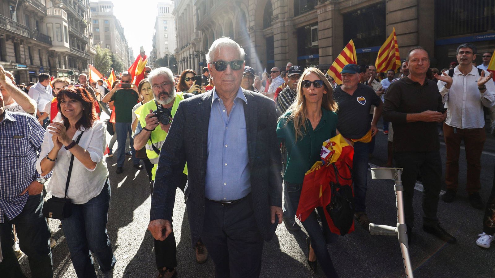 Foto:  Mario Vargas Llosa recorriendo las calles de Barcelona. (Gtres)