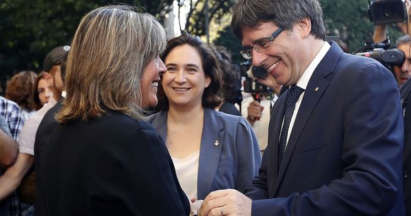 Foto: Carles Puigdemont, junto a las alcaldesas de Barcelona, Ada Colau (c),y L'Hospitalet de Llobregat, Núria Marín. (EFE)