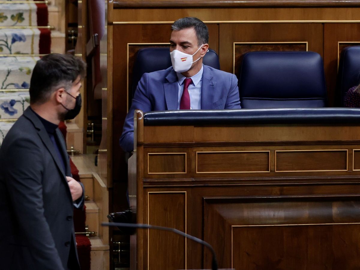 Foto: El portavoz parlamentario de ERC, Gabriel Rufián (i), pasa junto al presidente del Gobierno, Pedro Sánchez. (EFE/Mariscal)