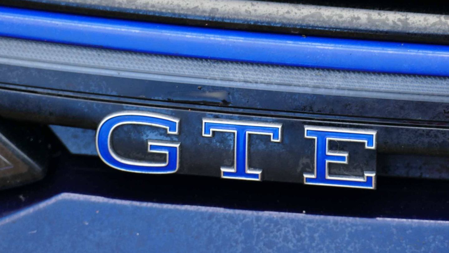 Las características siglas GTI en rojo dejan su lugar a estas en color azul. 