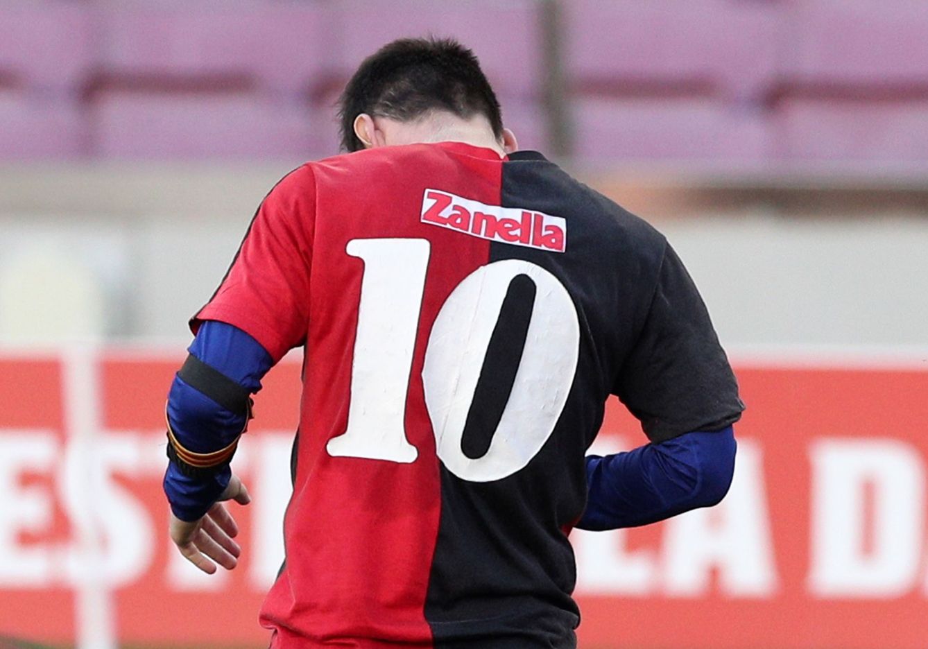 Messi mostró la camiseta tras marcar su gol. (Reuters)