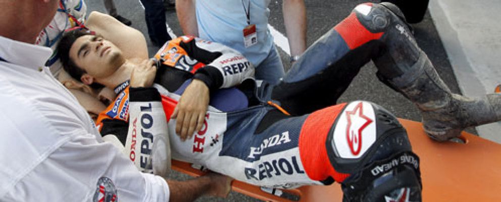 Foto: Pedrosa se rompe la clavícula y deja a Lorenzo muy cerca del título