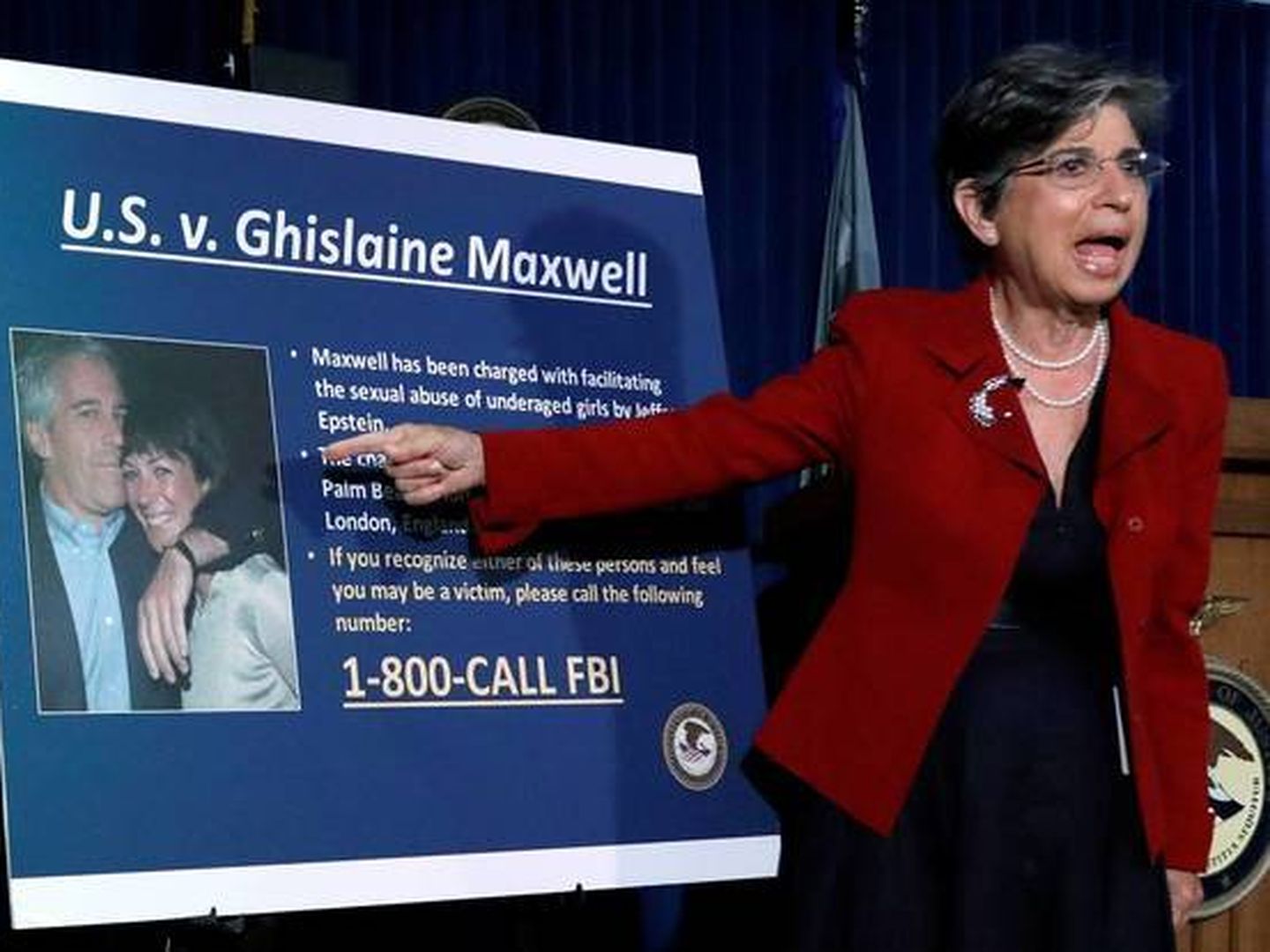  La fiscal Audrey Strauss, frente a una foto de Epstein y Maxwell. (EFE)