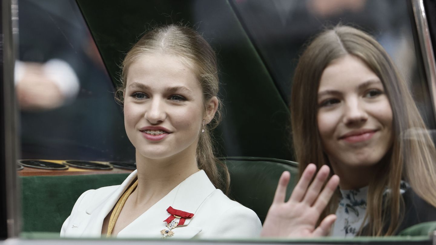 La princesa Leonor junto a su hermana, la infanta Sofía, saluda a bordo del Rolls-Royce Phantom IV. (EFE/Sergio Pérez) 
