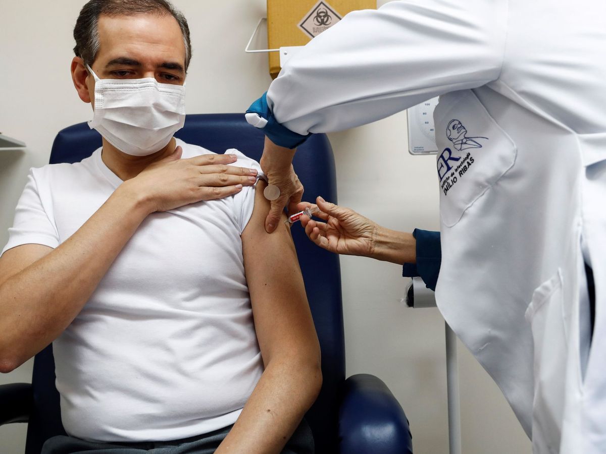 Foto: Un hombre recibe una dosis de un ensayo de vacuna. (EFE)