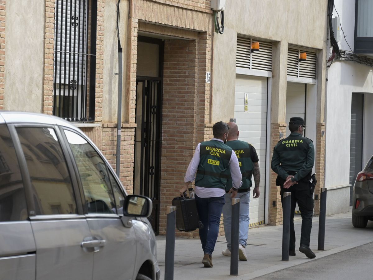 Foto: La Guardia Civil registra el domicilio del detenido Antonio C.V. en Manzanares. (EFE/Jesús Monroy)