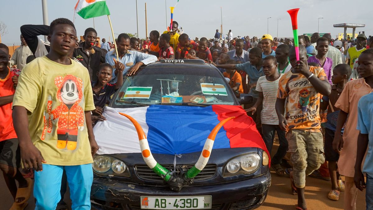 Miles de nigerinos piden la retirada de Francia del país y muestran apoyo al golpe de la junta militar