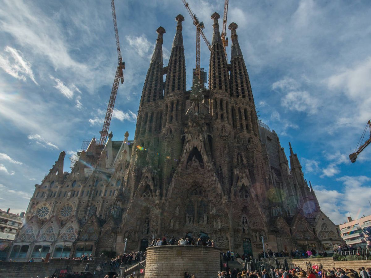 Foto: Intenta grabar un vídeo mientras llega a la Sagrada Familia y lo que acaba pasando le da millones de reacciones. (iStock)