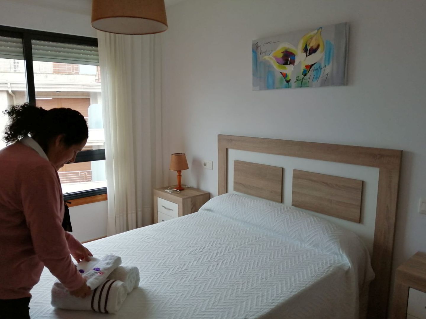 La empleada de un apartamento turístico en Sanxenxo prepara una estancia. (Reuters)