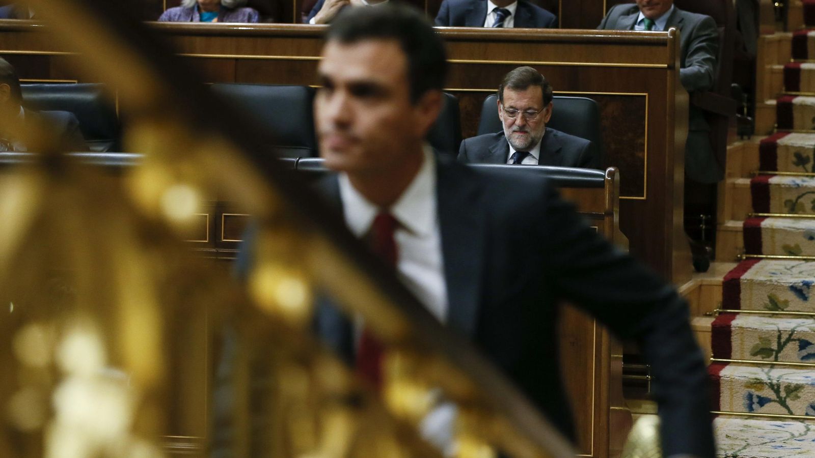 Foto: El secretario general del PSOE, Pedro Sánchez (i), sube las escaleras del hemiciclo ante el presidente del Ejecutivo, Mariano Rajoy. (EFE)