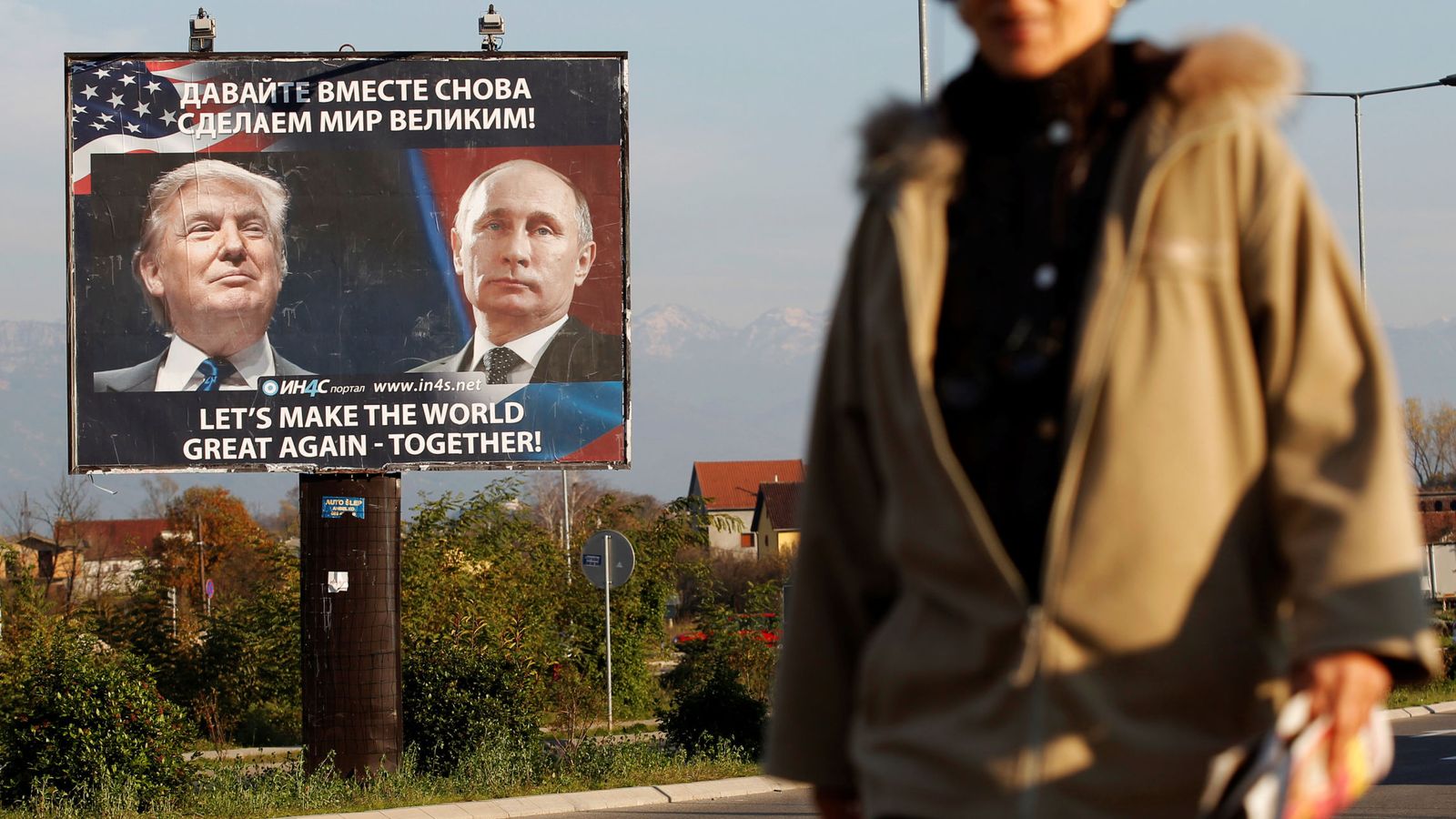 Foto: Una mujer pasa frente a un cartel de Trump y Putin en Danilovgrad, Montenegro, el 16 de noviembre de 2016 (Reuters)