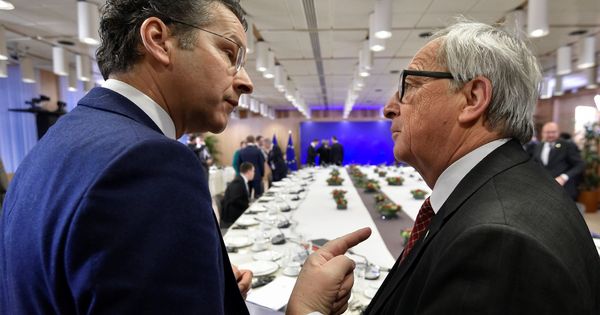 Foto: El presidente de la Comisión Europea, Jean Claude Juncker (d), conversa con el presidente del Eurogrupo, Jeroen Dijsselbloem, en la cumbre de Bruselas. (EFE)
