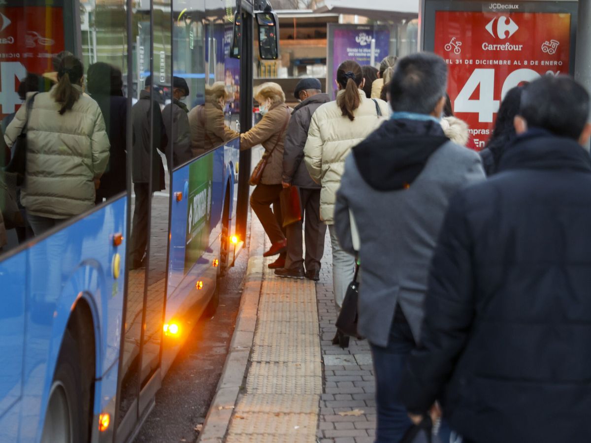Foto: Los autobuses de la EMT serán gratuitos durante tres días por el Black Friday. (EFE / Juan Carlos Hidalgo)