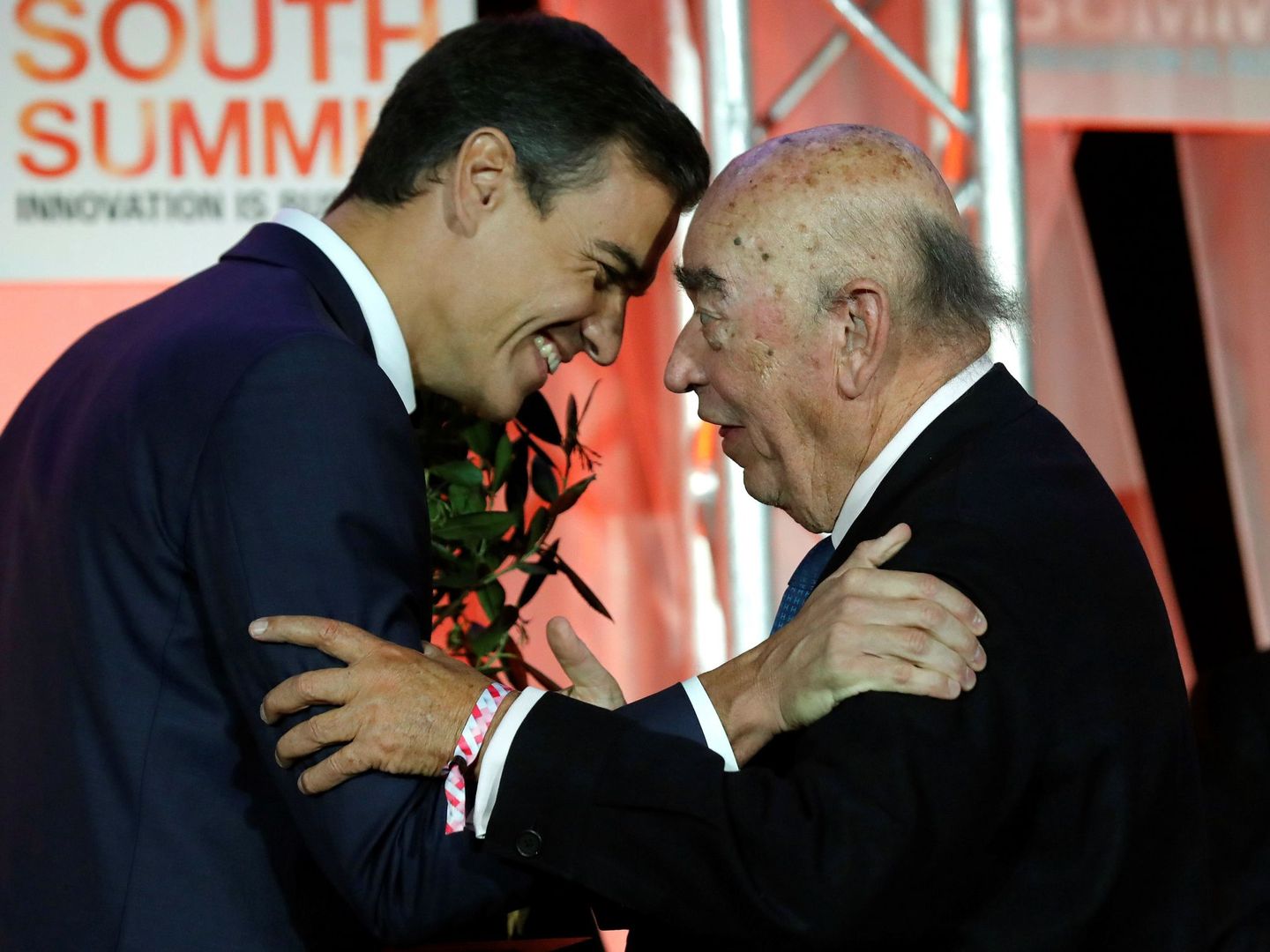 2018: el presidente del Gobierno en funciones, Pedro Sánchez (izda), entrega un premio al entonces presidente de Técnicas Reunidas, José Lladó. (EFE/Juan Carlos Hidalgo)