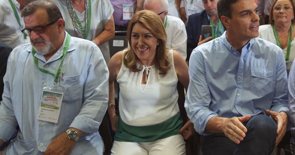 Foto: José Rodríguez de la Borbolla (i), junto a Susana Díaz y Pedro Sánchez, el pasado 30 de julio en el último congreso del PSOE-A, en Sevilla. (EFE)