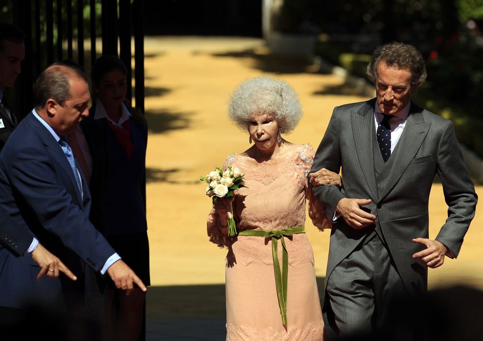 Foto: La duquesa de Alba y Alfonso Díez tras convertirse en marido y mujer el 5 de octubre de 2011 (Reuters)
