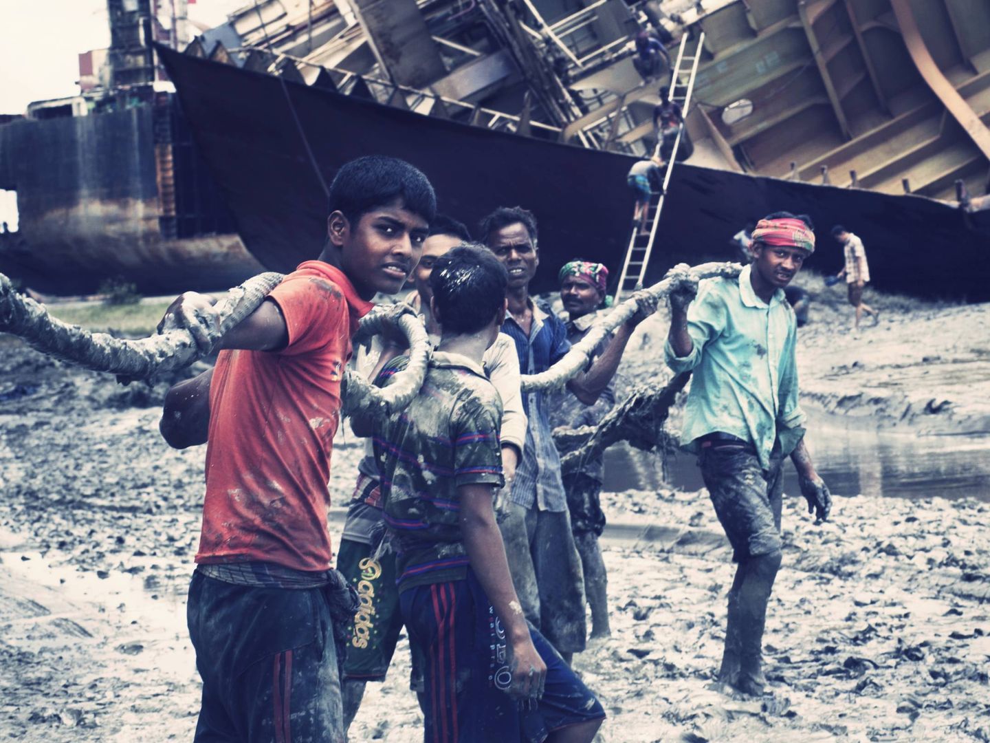 Trabajadores, en una playa de Bangladés donde se desguazan barcos. (Andreas Ragnarsson)