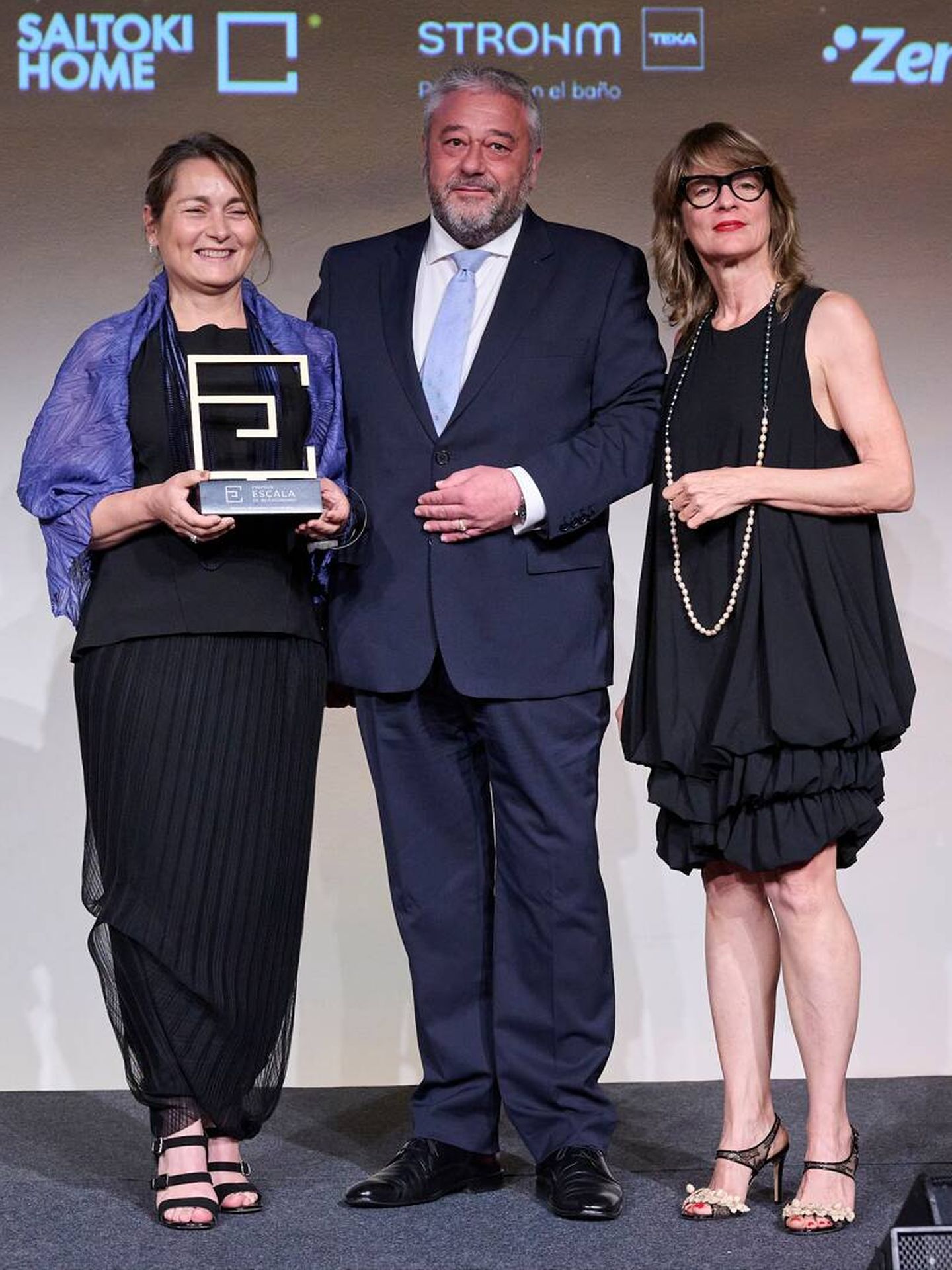 Elina Vilá y Agnès Blanc, premio Proyecto Residencial, en compañía de Jesús Mora. (Cortesía)
