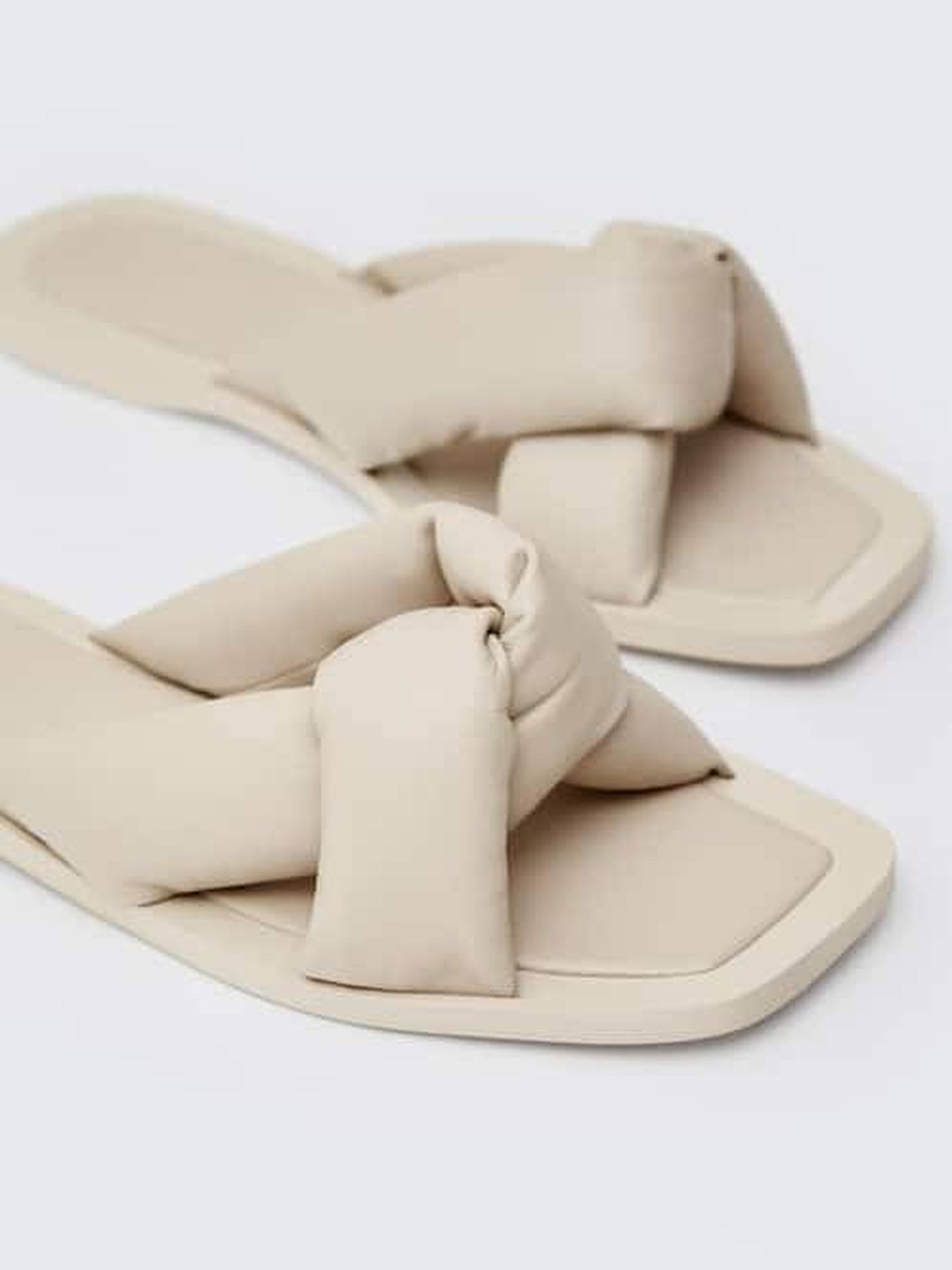 Las sandalias planas de Massimo Dutti récords ventas