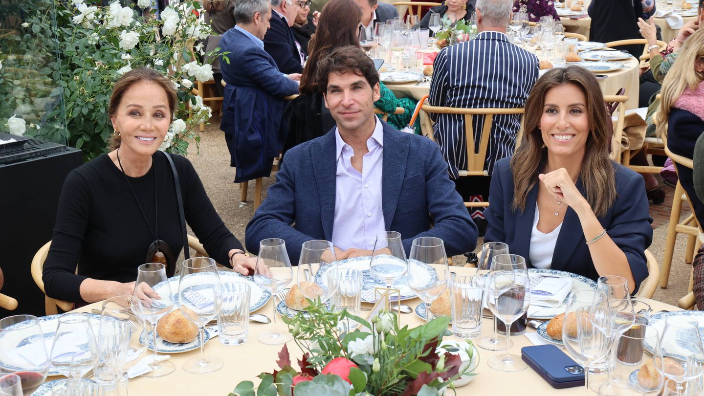 Cayetano, Isabel Preysler y Ana Boyer en la fiesta del año pasado. (Europa Press)