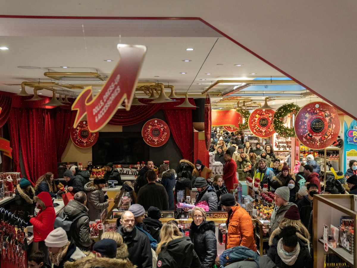 Foto: Personas comprando en un mercado navideño en EEUU. (Reuters/Jeenah Moon)