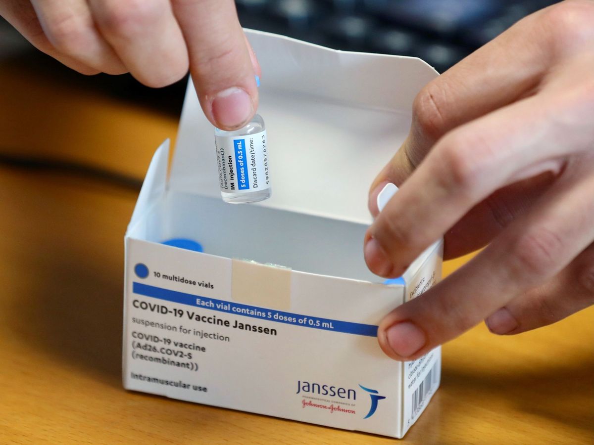 Foto: Una caja con viales de la vacuna Janssen. (EFE)