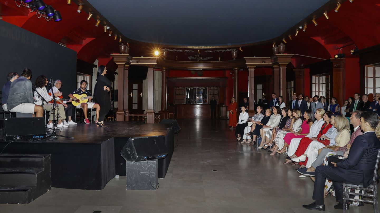 El grupo de acompañantes asiste a un concierto privado de Kiki Morente en el Teatro Real. (EFE/Pool/Ballesteros)