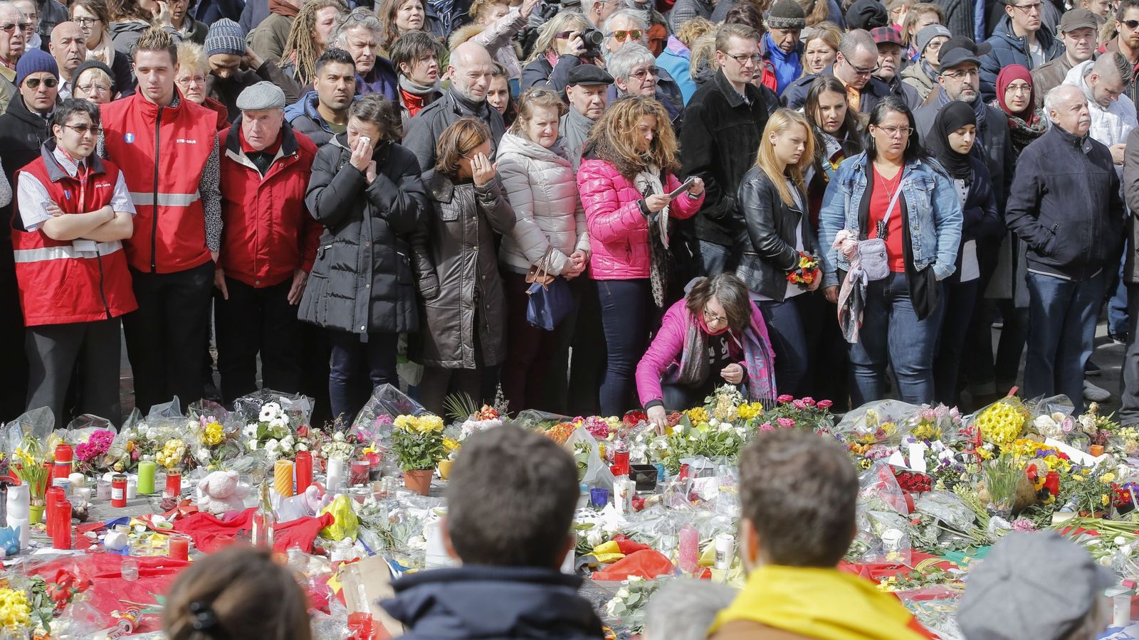 Foto: Ciudadanos de Bruselas muestran su dolor por los atentados del martes. (EFE)