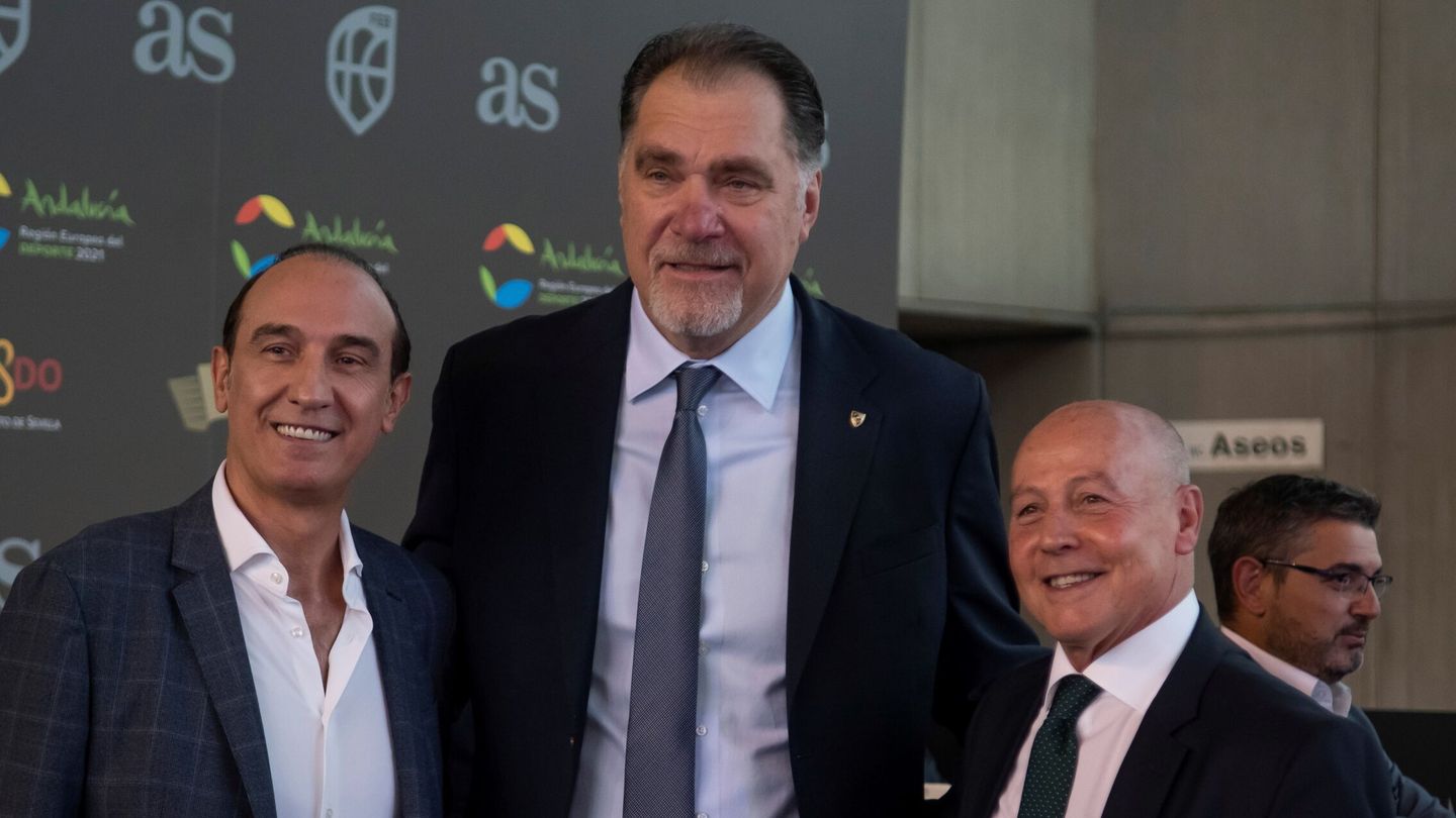 De izquierda a derecha, Epi, Sabonis y Corbalán. (EFE/Raúl Caro) 