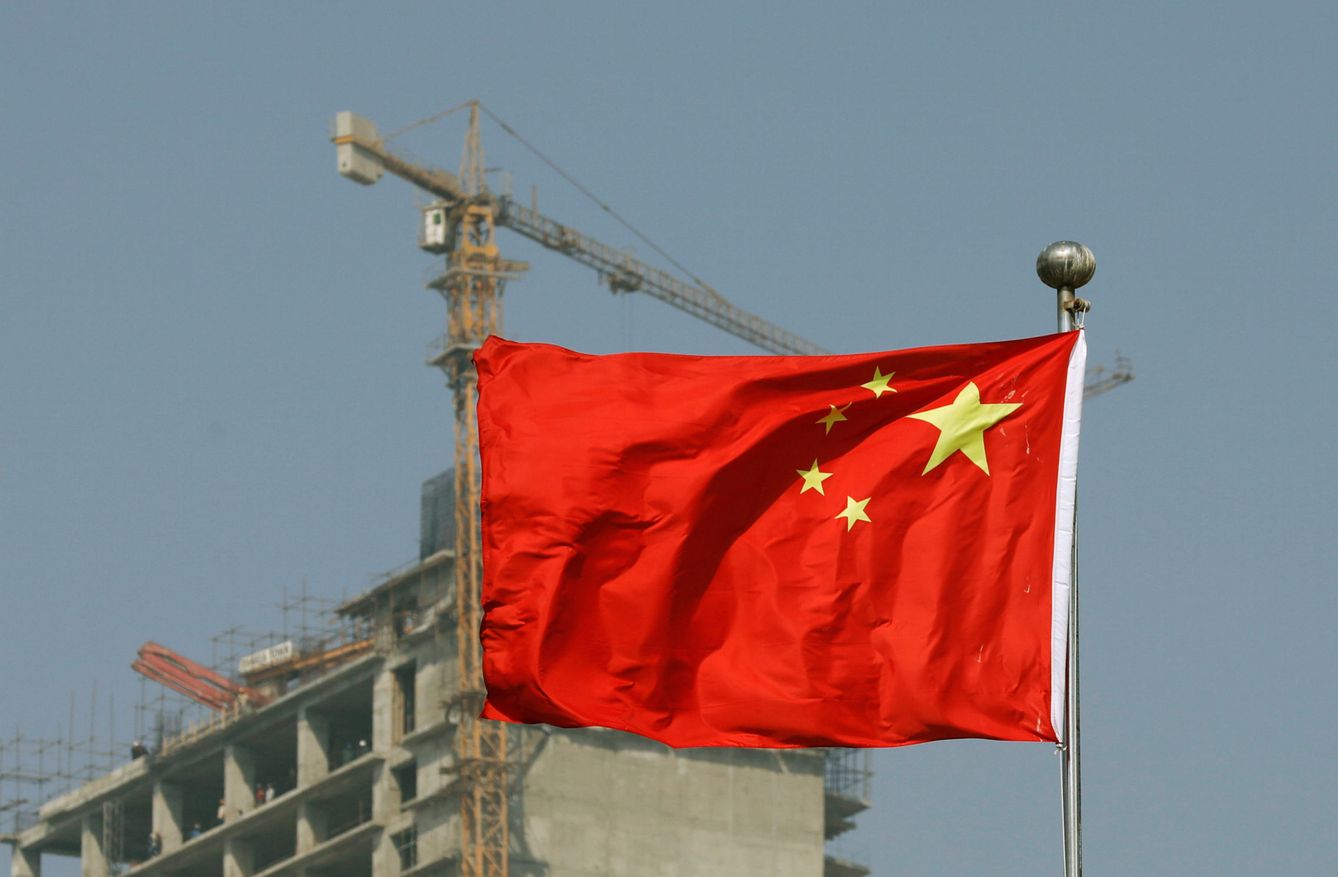 Una bandera ondea sobre el consulado chino en Karachi, Pakistán. (Reuters)