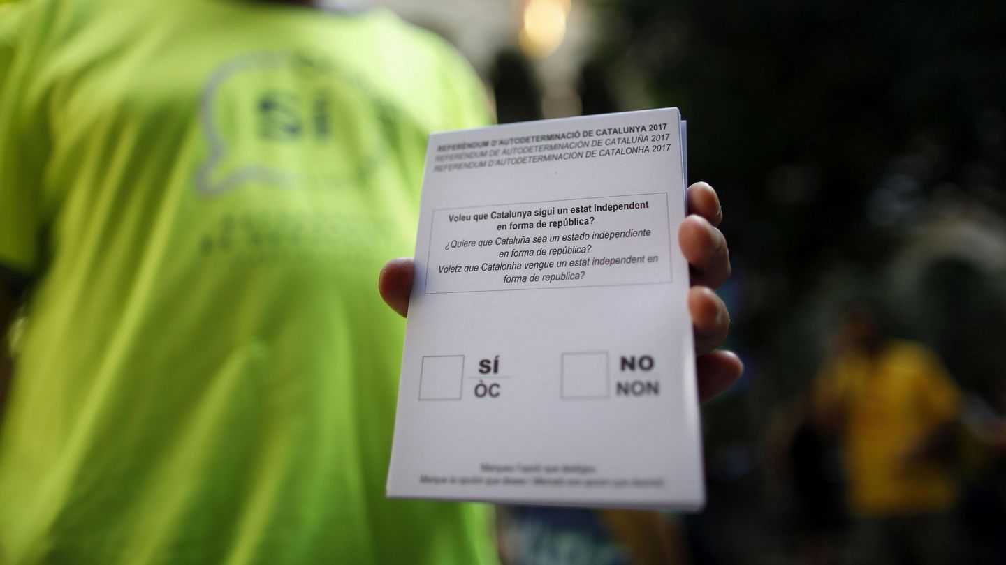 Una persona muestra una de las papeletas del referendum sobre la independencia de Cataluña.(EFE)