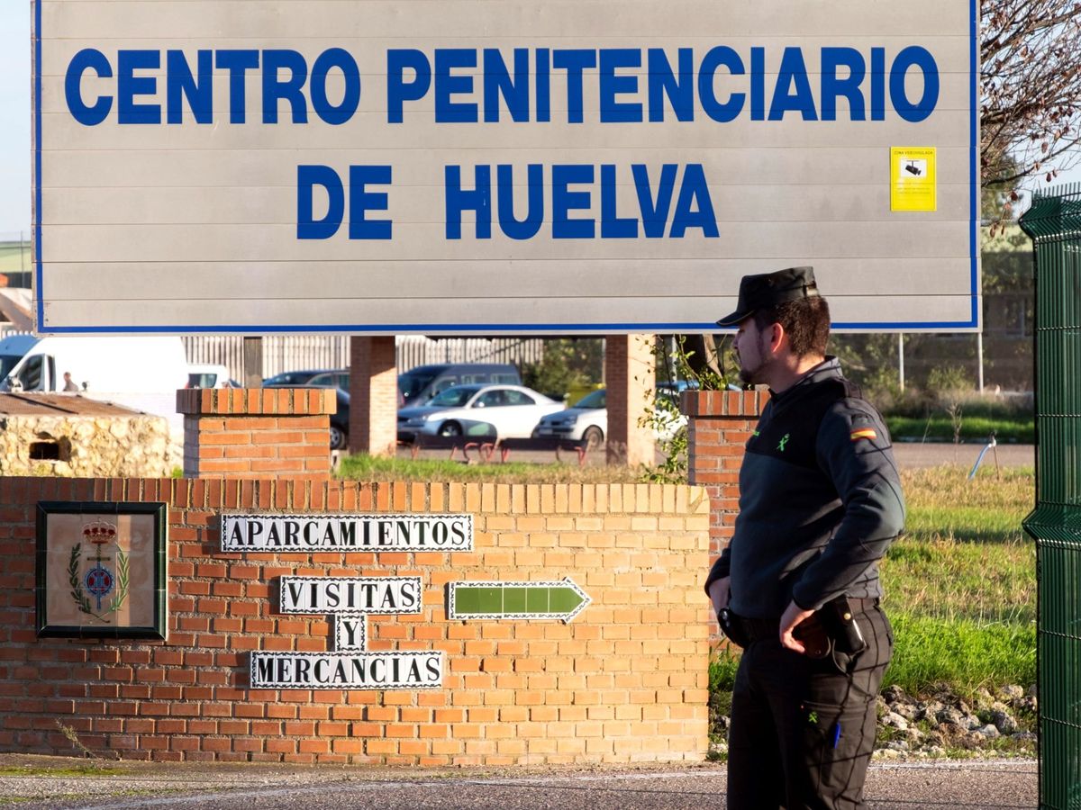 Foto: Vista del acceso de entrada a la cárcel de Huelva. (EFE/Julián Pérez)