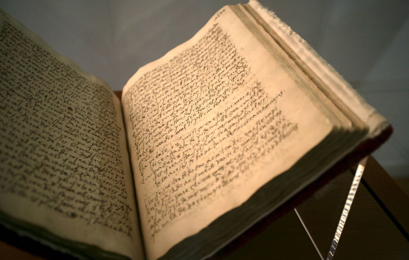 Imágen del manuscrito original de Santa Teresa de Jesús 'El Libro de la Vida. Foto: EFE. 