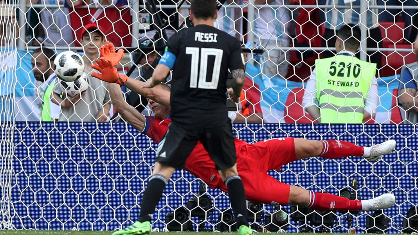 Messi falla un penalti contra Islandia en el primer partido de Argentina en el Mundial de Rusia. (Reuters)