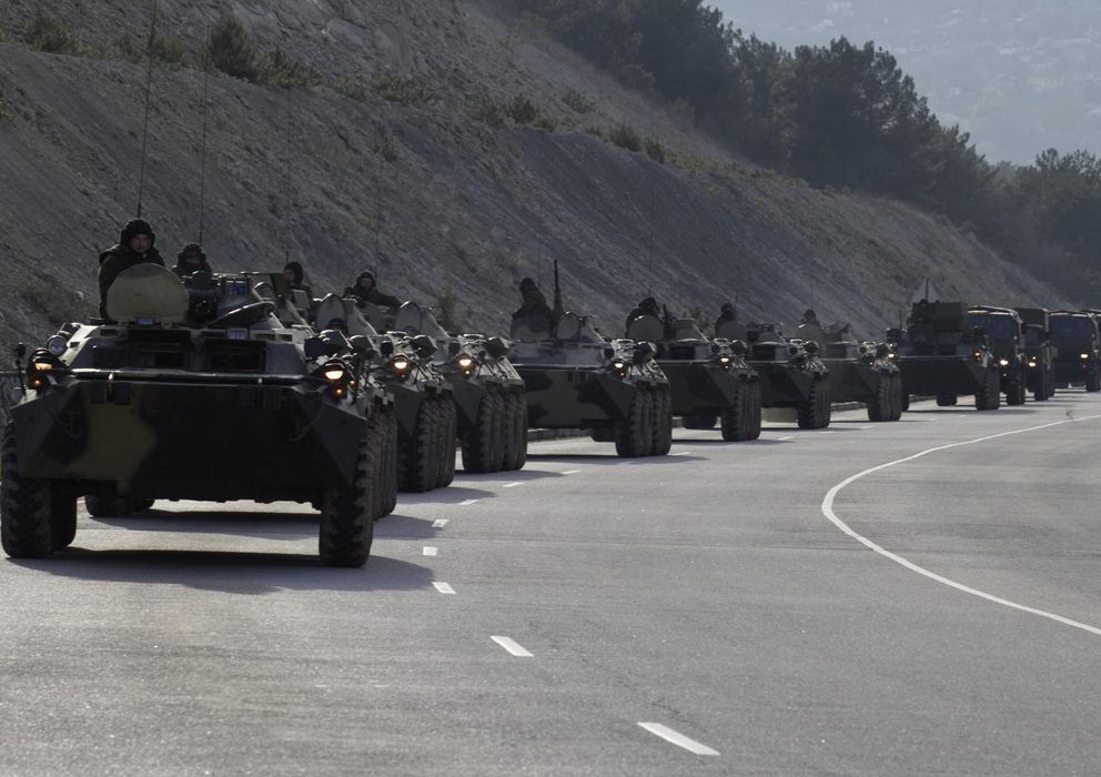 Foto: Un convoy de vehículos blindados rusos marcha hacia el puerto de Sebastopol por una carretera de Crimea (Reuters).