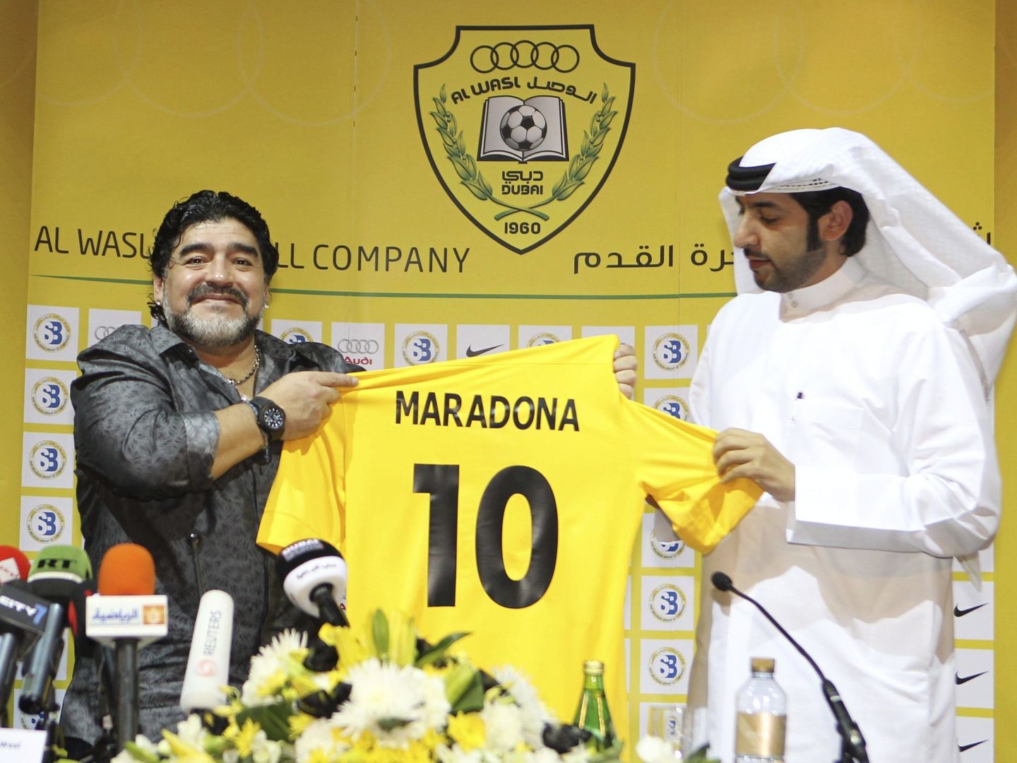 Maradona, con su camiseta del Al-Wasl, en Emiratos. (EFE)