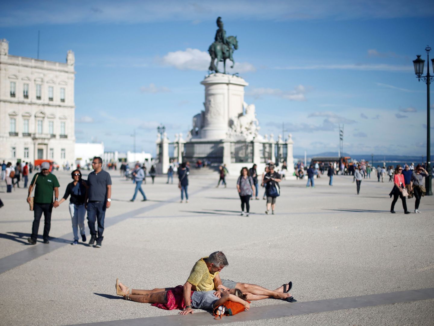 Un pareja de turistas en el centro de Lisboa. (Reuters)