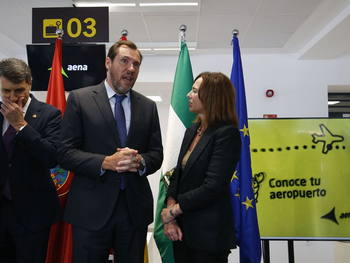 Foto: El ministro Óscar Puente con la consejera andaluza de Vivienda, Rocío Díaz, en el aeropuerto de Córdoba. (Europa Press / Madero Cubero)