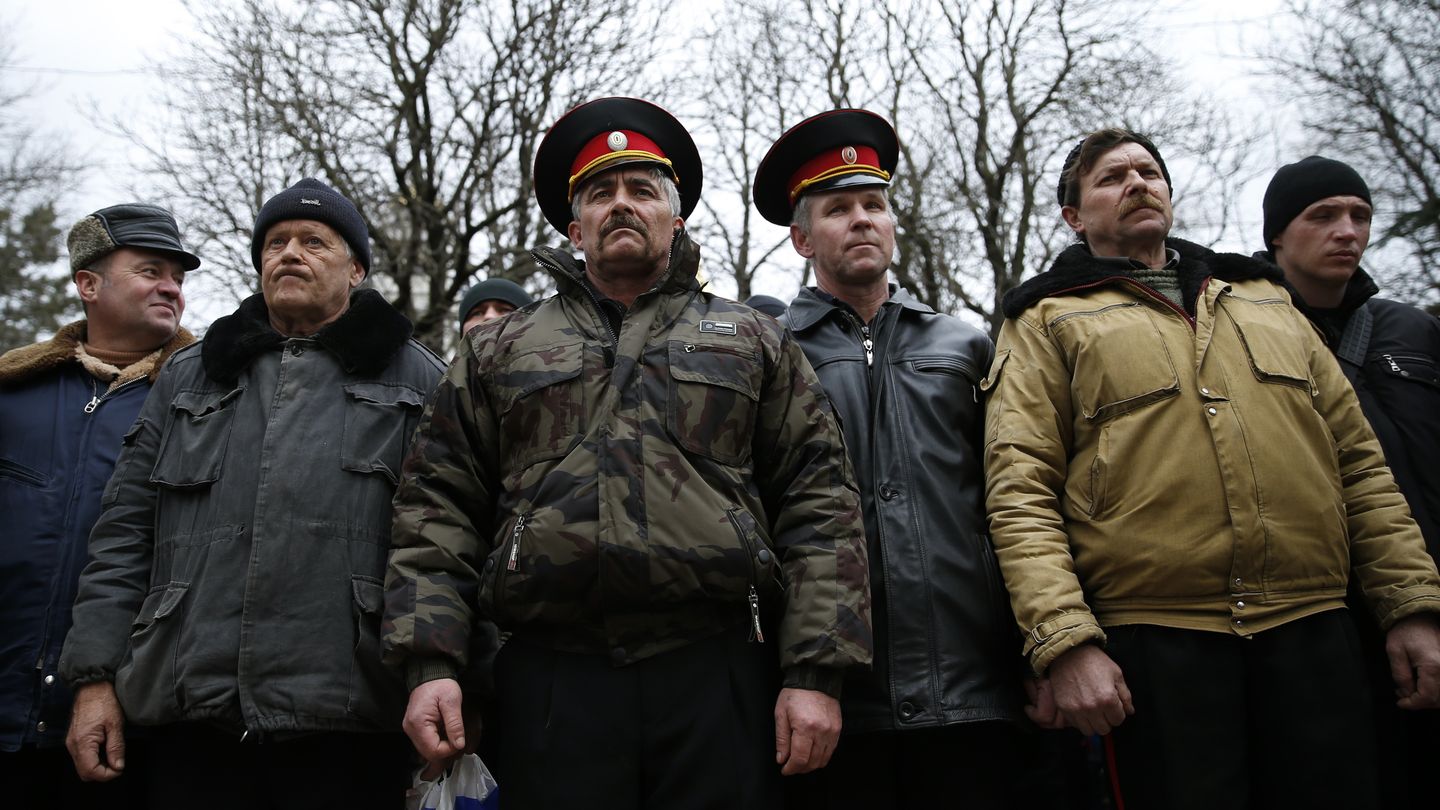 Cosacos durante una marcha prorrusa celebrada en la capital de Crimea, Simferópol (Reuters).