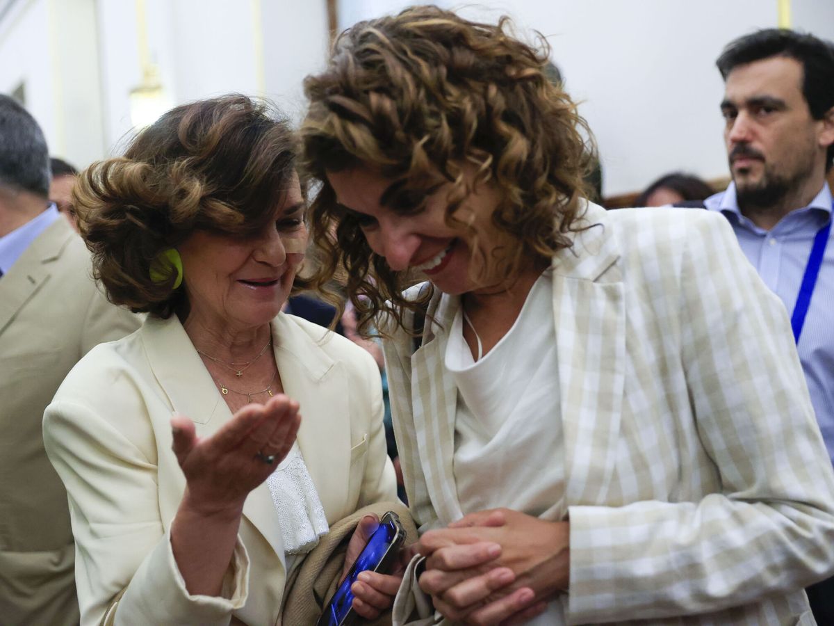 Foto: Carmen Calvo y María Jesús Montero, en el Congreso. (EFE / Zipi)