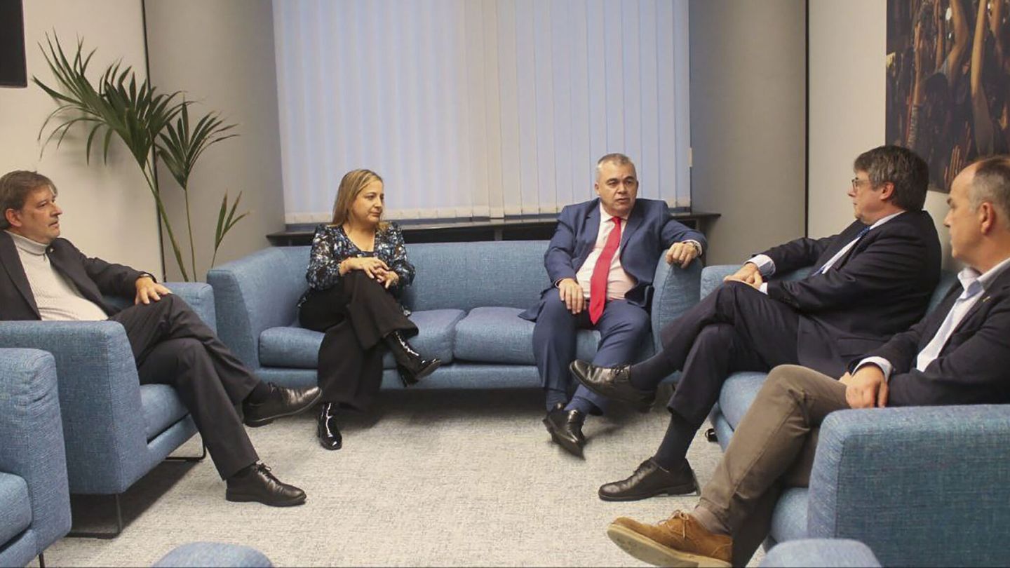 El expresidente de la Generalitat y eurodiputado de JxCAT, Carles Puigdemont, y el secretario de organización del PSOE, Santos Cerdán. (EFE/PSOE) 
