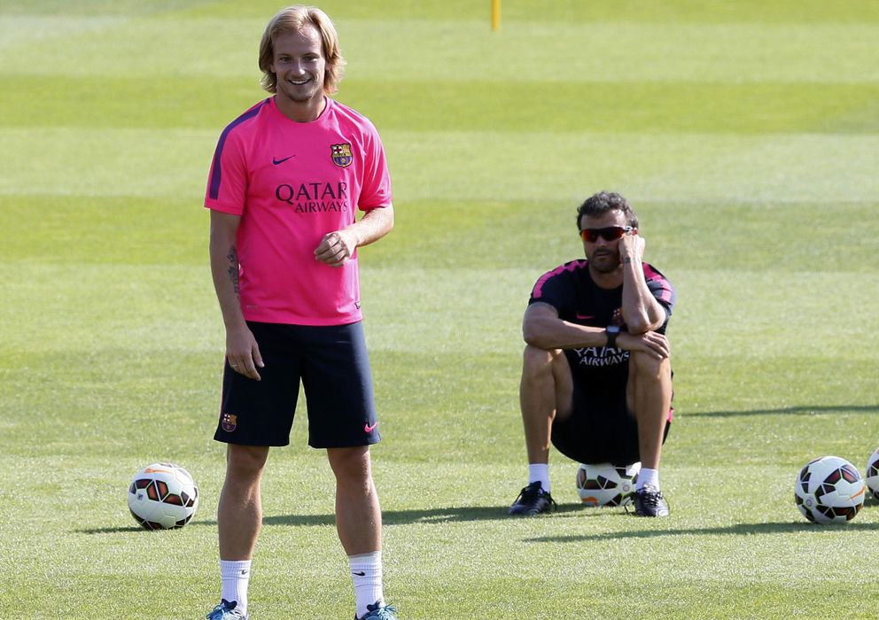 Foto: Fc barcelona's coach enrique sits on ball while rakitic takes part in training session at joan gamper training camp, near barcelona