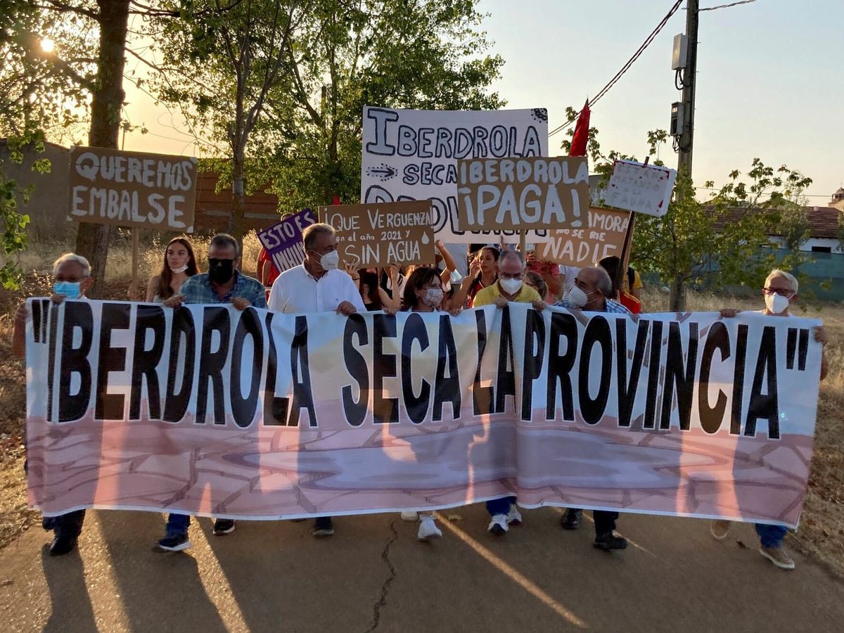Foto: Manifestación contra el vaciado del embalse de Ricobayo, en Zamora. (EFE)
