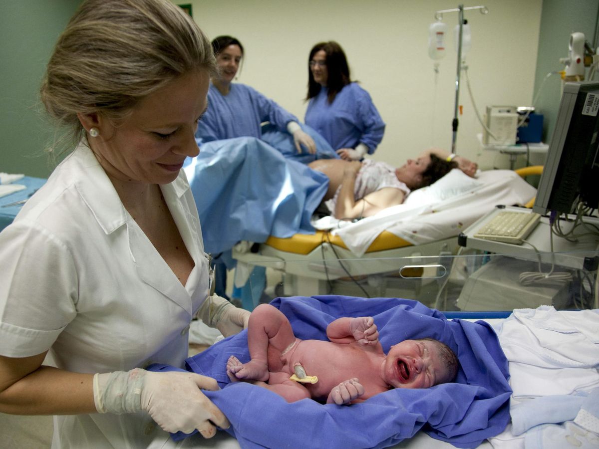 Foto: Una enfermera atiende a un recién nacido. (EFE)