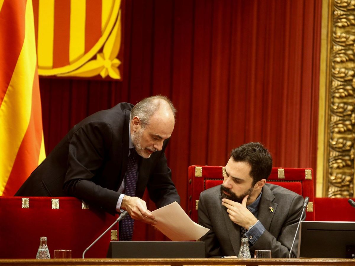 Foto: El letrado del Parlament, Joan Ridao, expolítico de ERC, con el presidente de la cámara, Roger Torrent. EFE