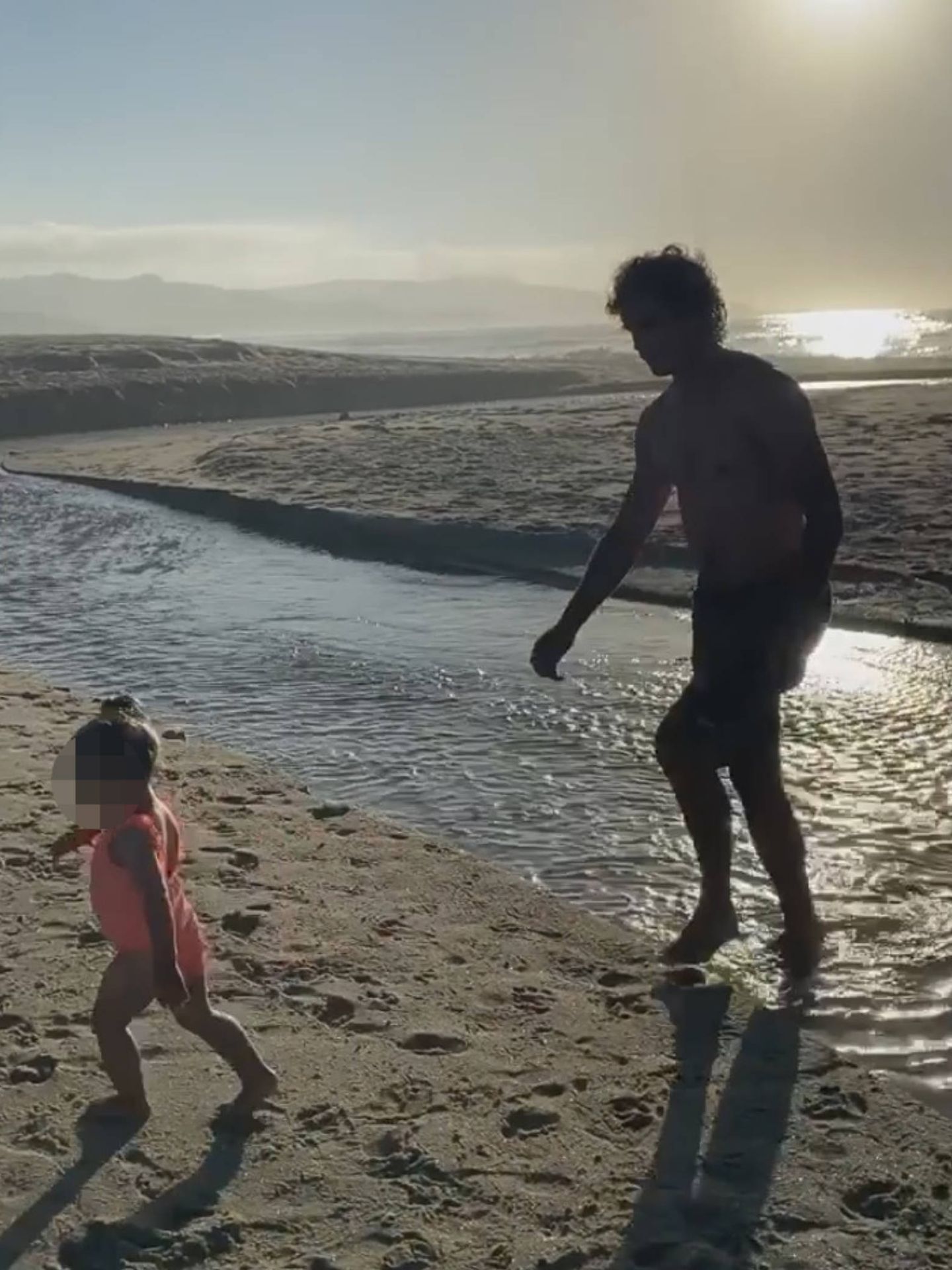 Martiño, este verano en la playa con su hija. (Instagram @kayoko.everhart)