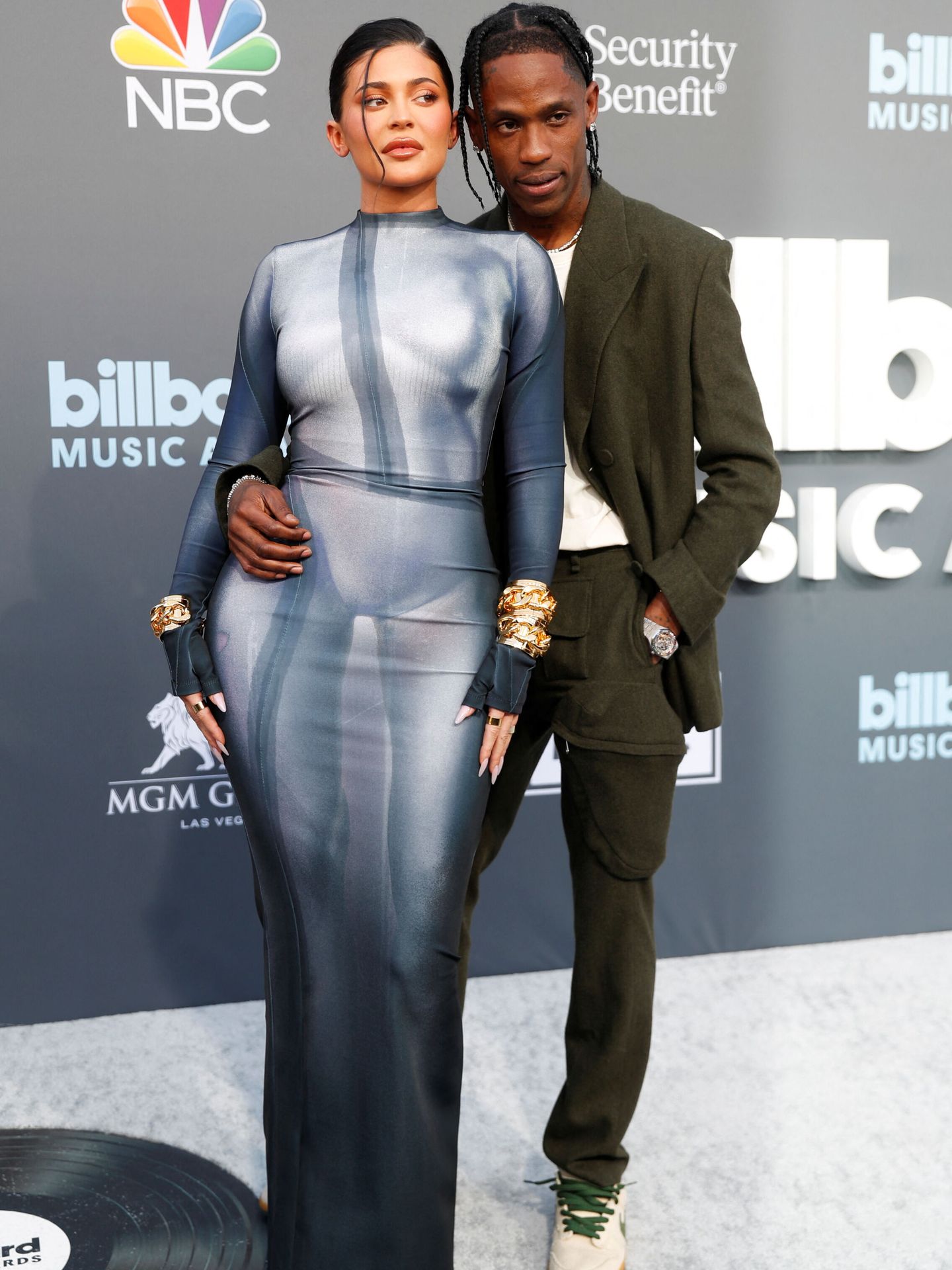 Kylie Jenner y Travis Scott, en la alfombra roja de los Billboard 2022. (Reuters)