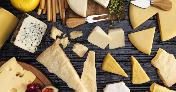 Foto: Una tabla de quesos de distintas clases. (iStock)
